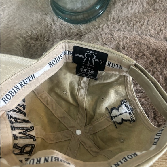 Robin Ruth - Picture 6 of 7